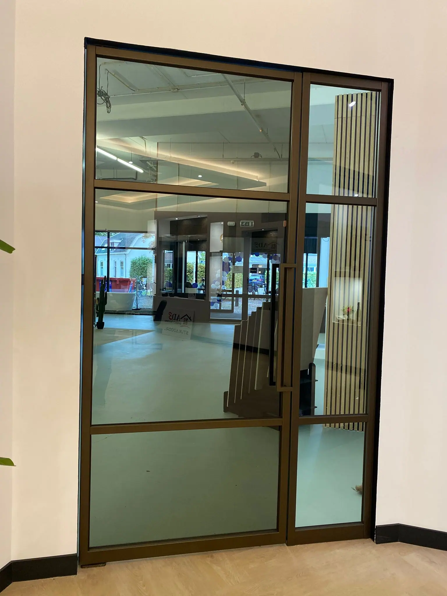 Glazen deuren en kozijnen in een modern interieur