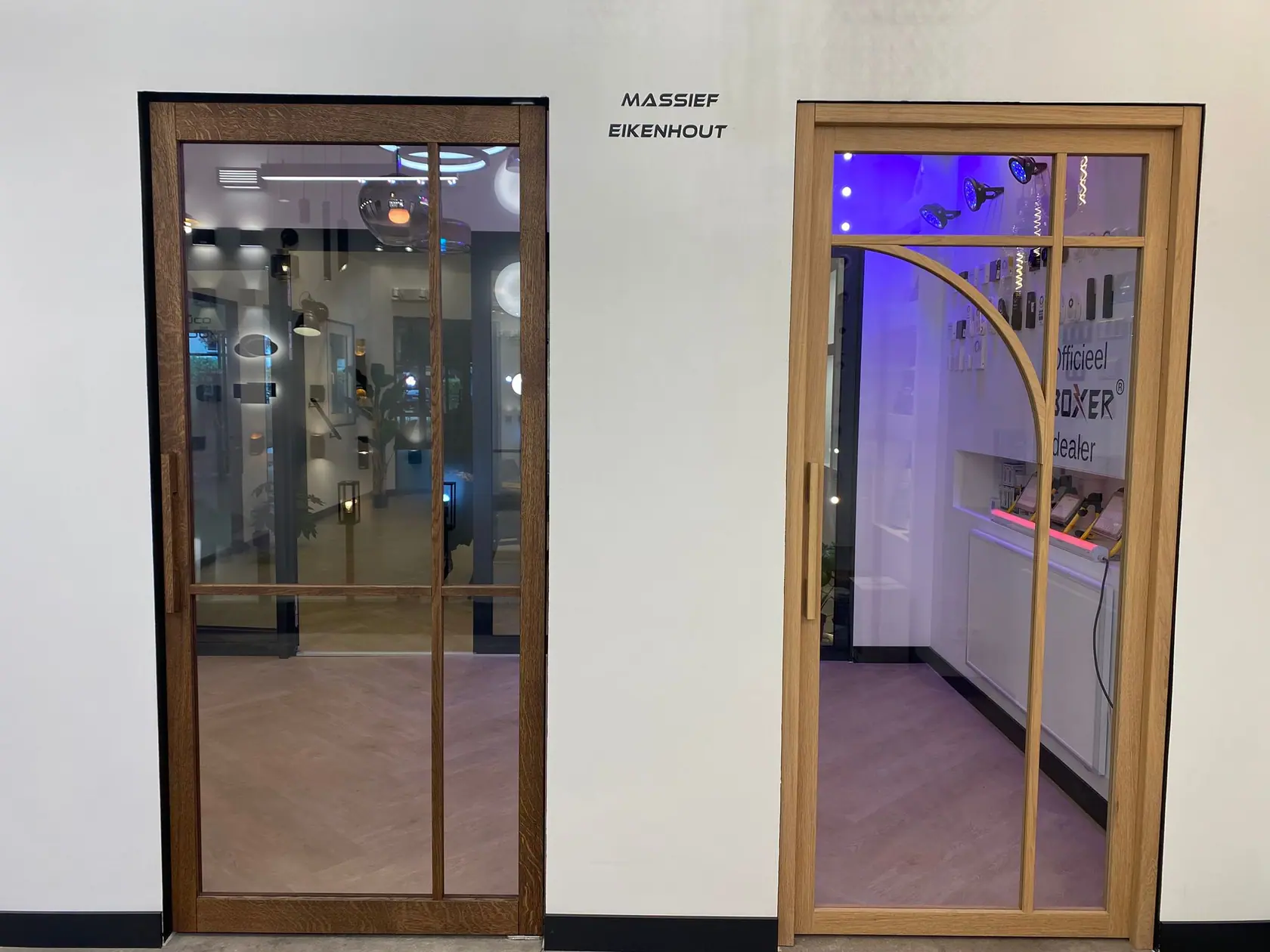 Glazen deuren en kozijnen in een modern interieur