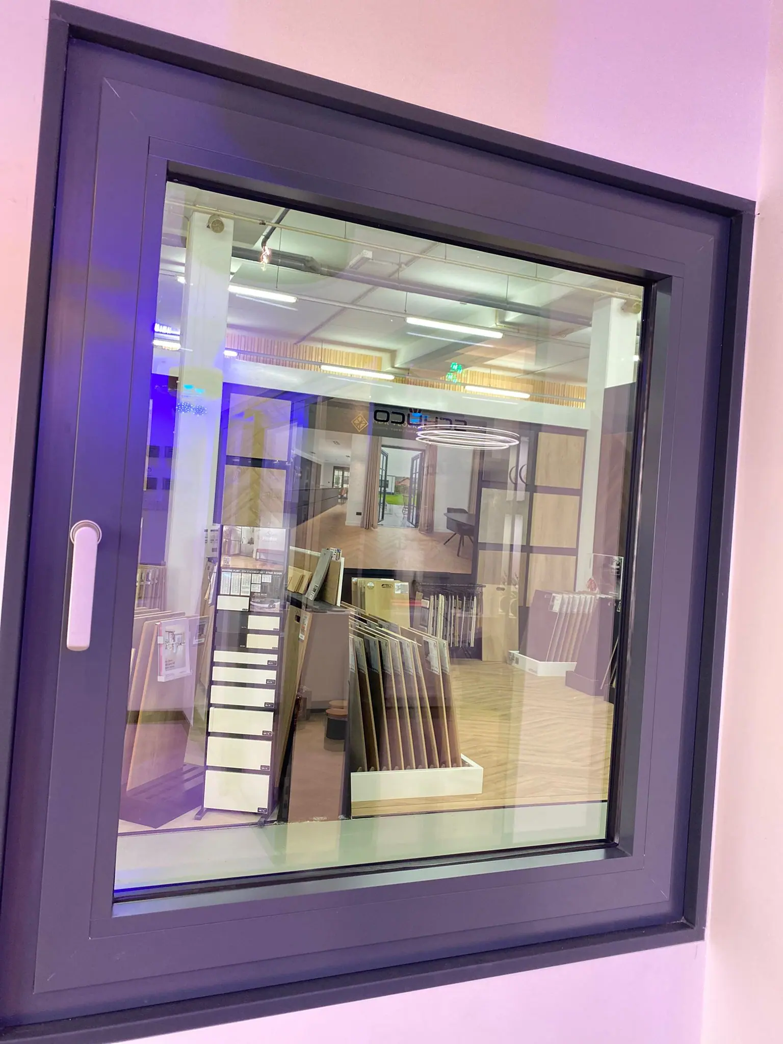 Glazen deuren en kozijnen in een modern interieur