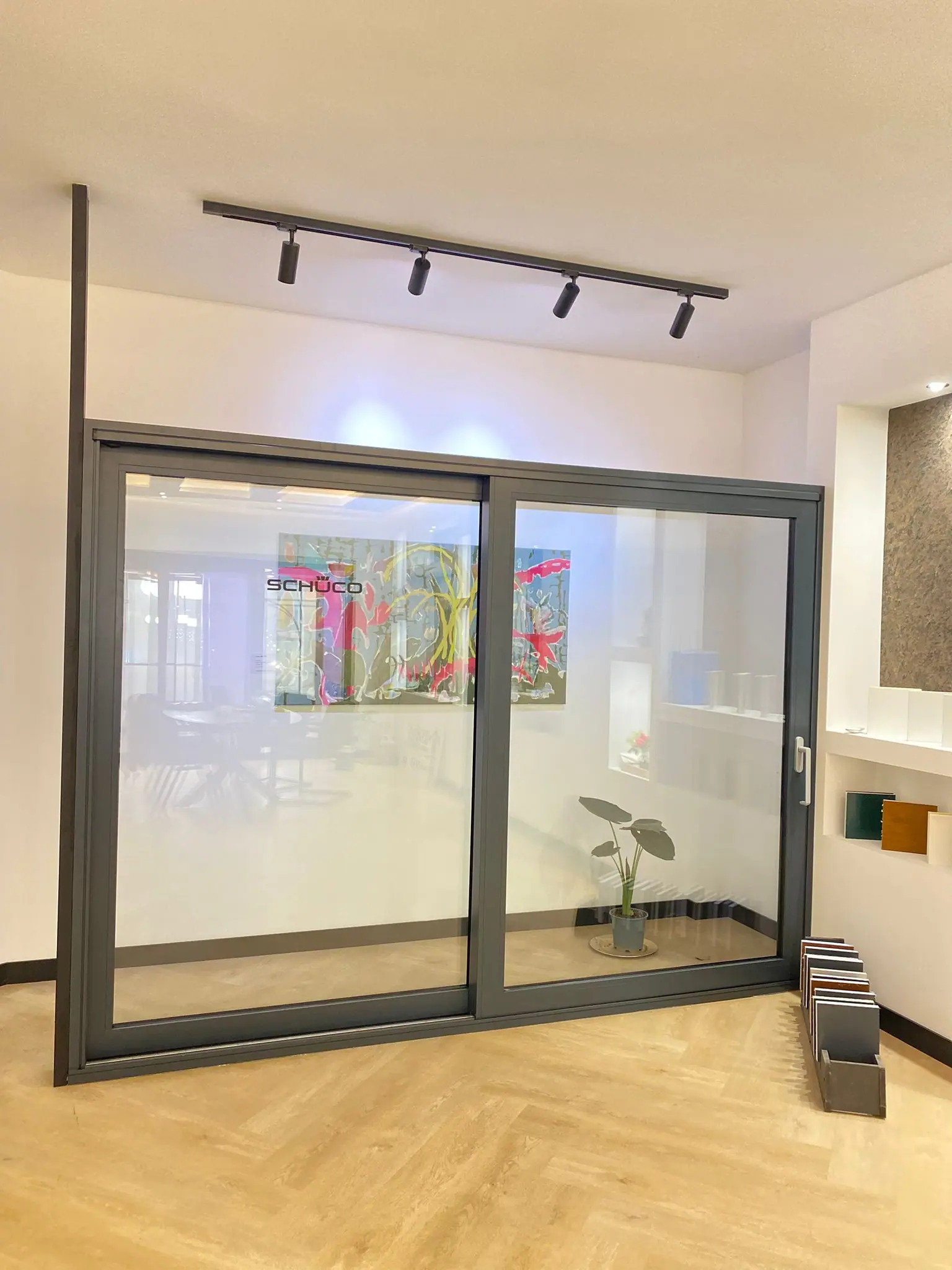 Glazen deuren en kozijnen in een modern interieur