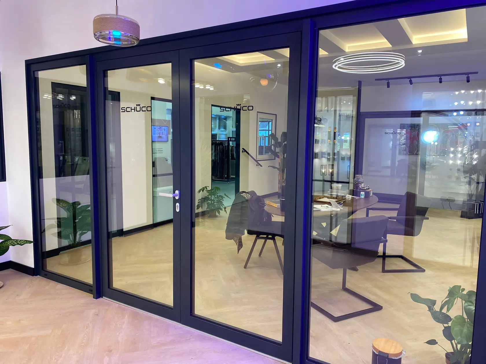 Zwarte stalen glazen deuren in modern interieur