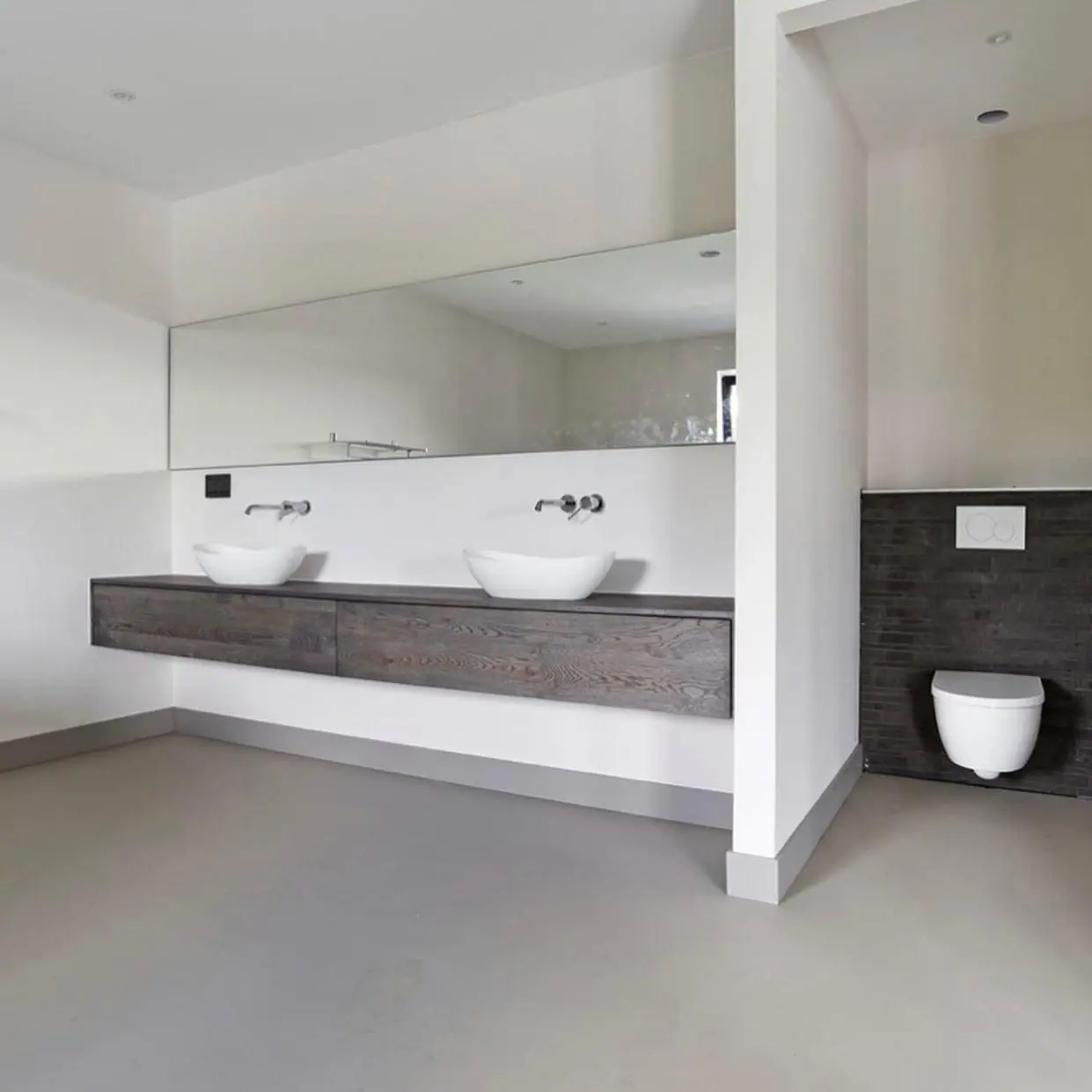 Ruime badkamer met dubbele wastafel