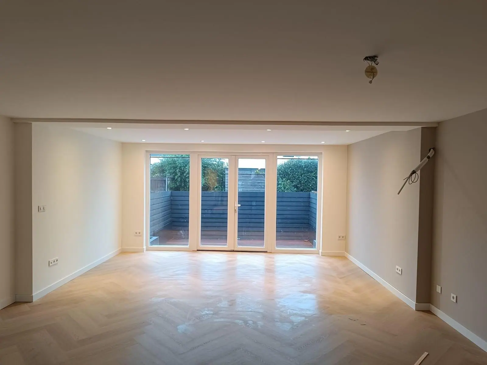 Woonkamer met visgraat vloer