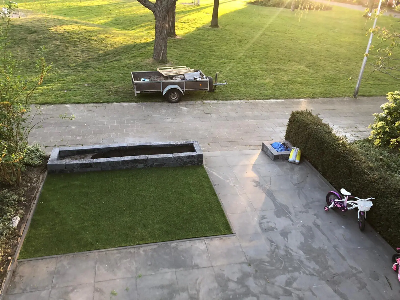 Tuin met bestrating en groen