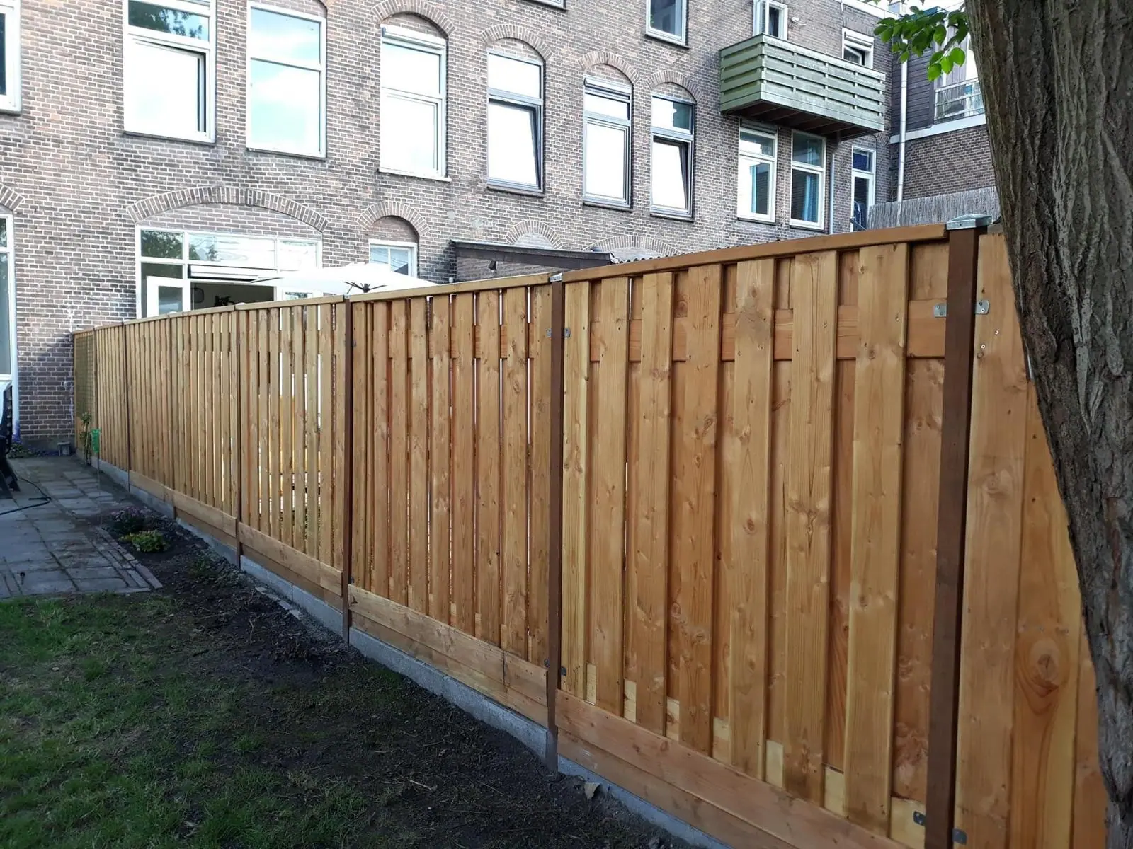 Nieuwe houten tuinafscheiding