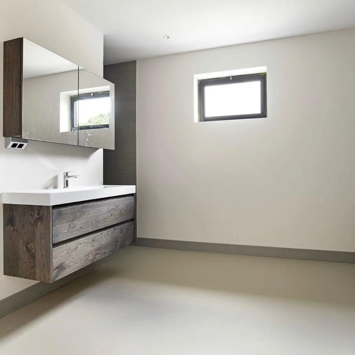 Badkamer met wastafelmeubel en daglicht