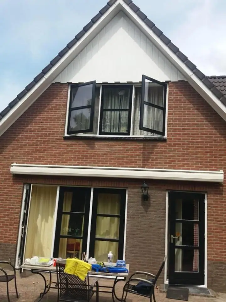 Kozijnen met zwarte afwerking bij woning
