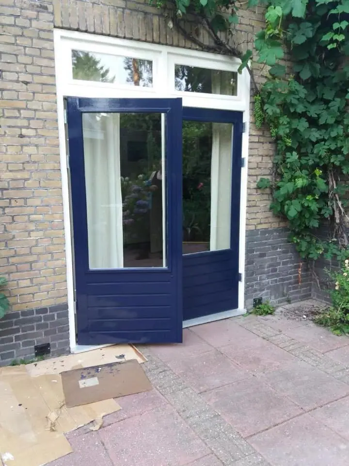 Donkerblauwe buitendeur
