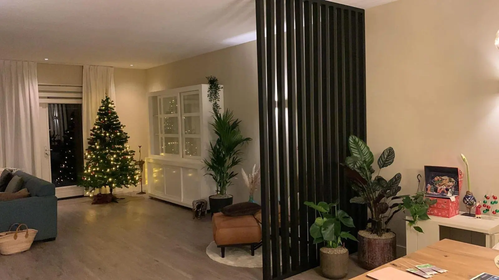 Woonkamer met houten lattenwand