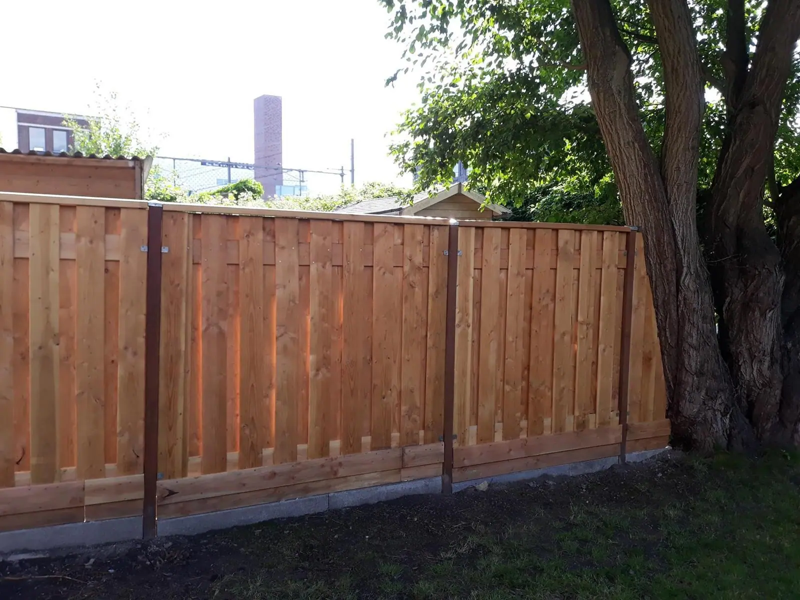 Houten schutting in tuin