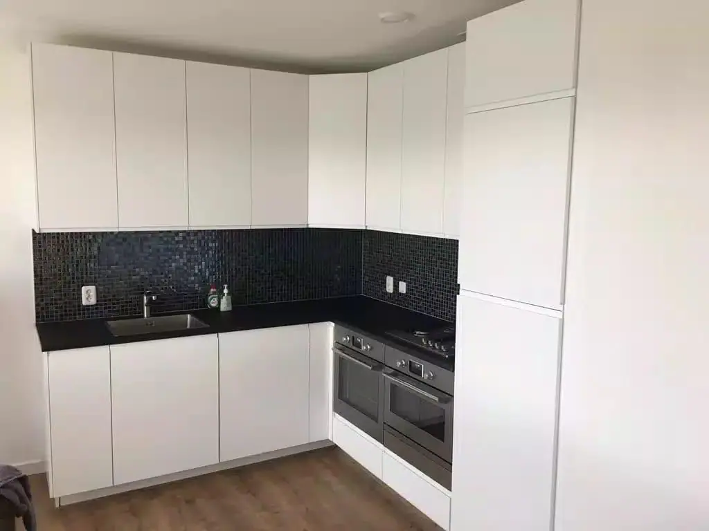 L-vormige keuken met donker werkblad