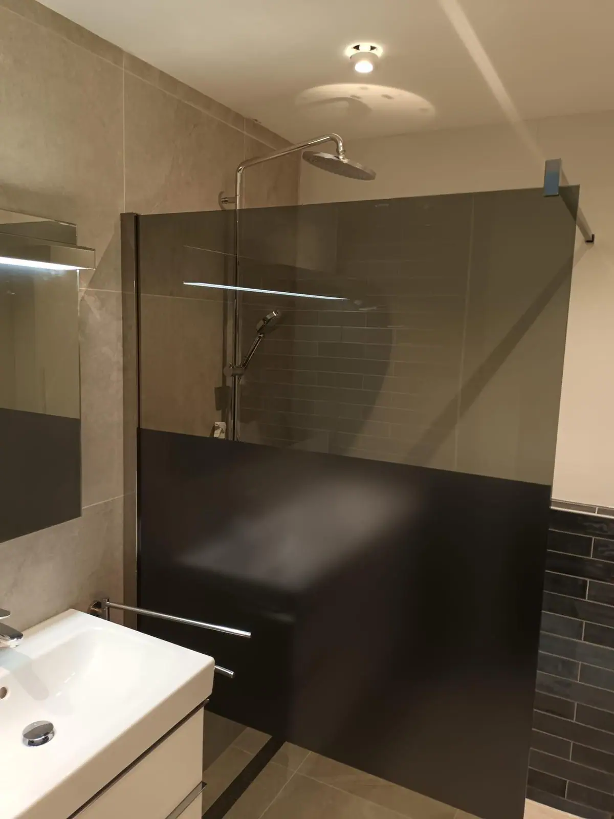 Douche met donkere glaswand