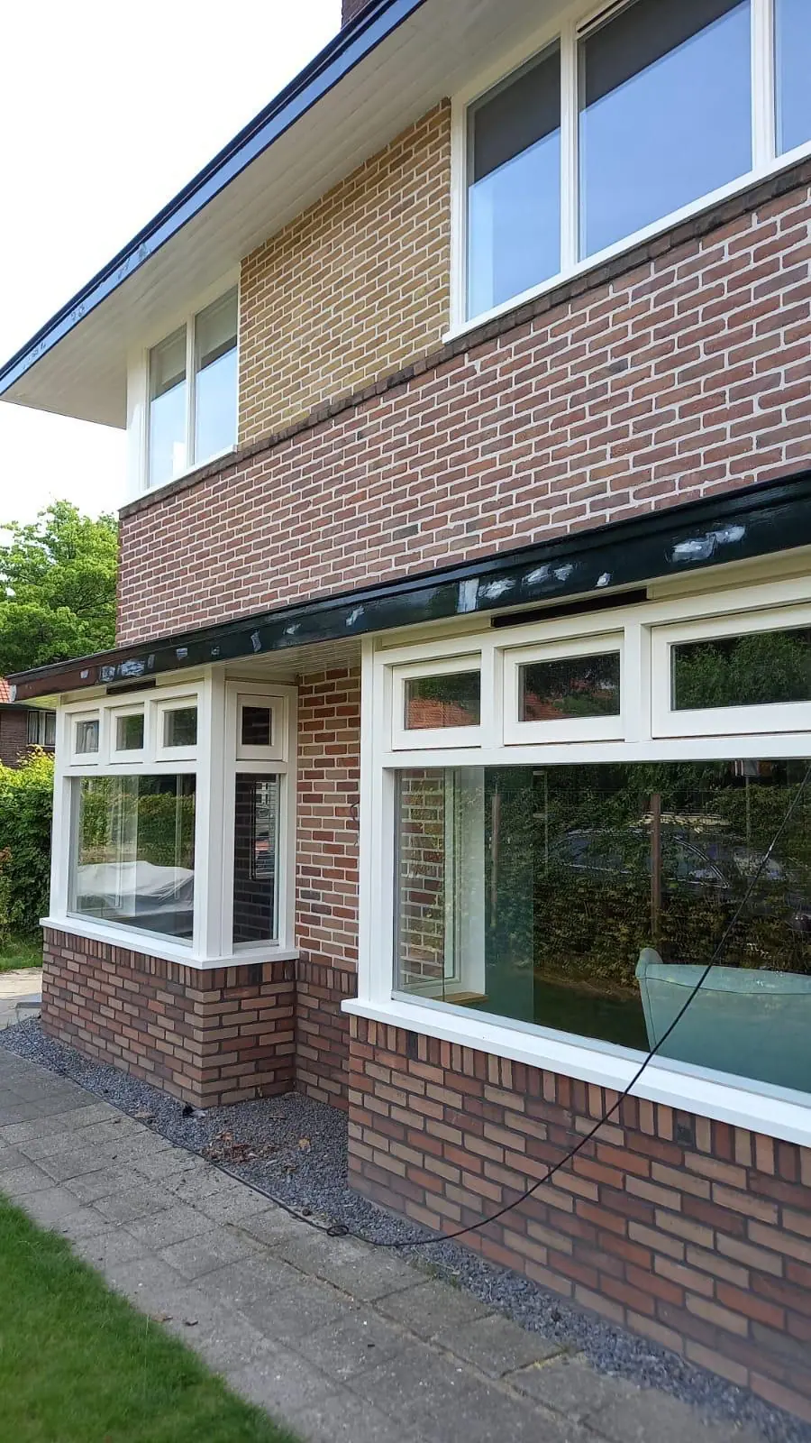 Buitengevel met nieuwe lichte kozijnen