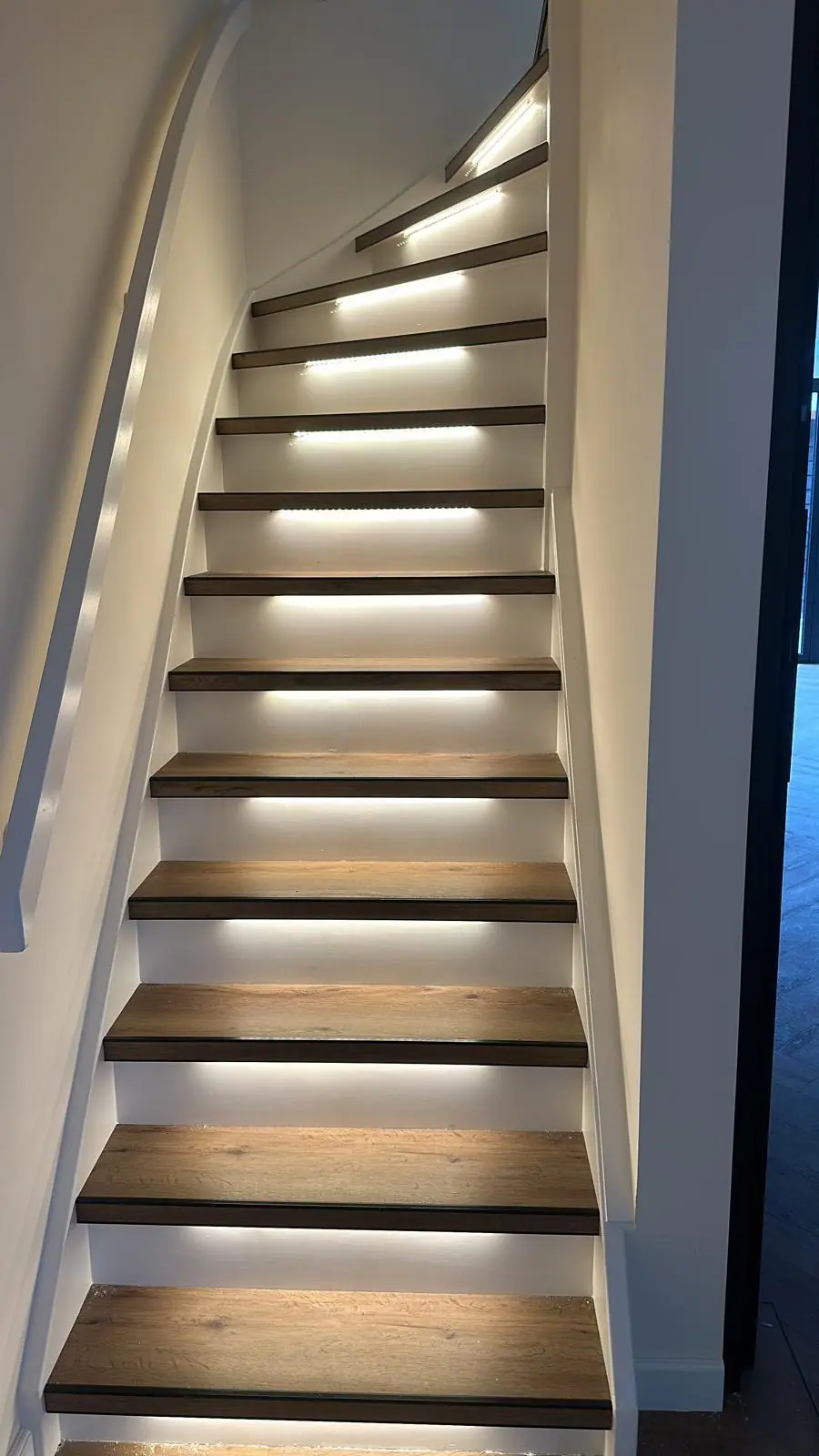Trap met verlichte treden