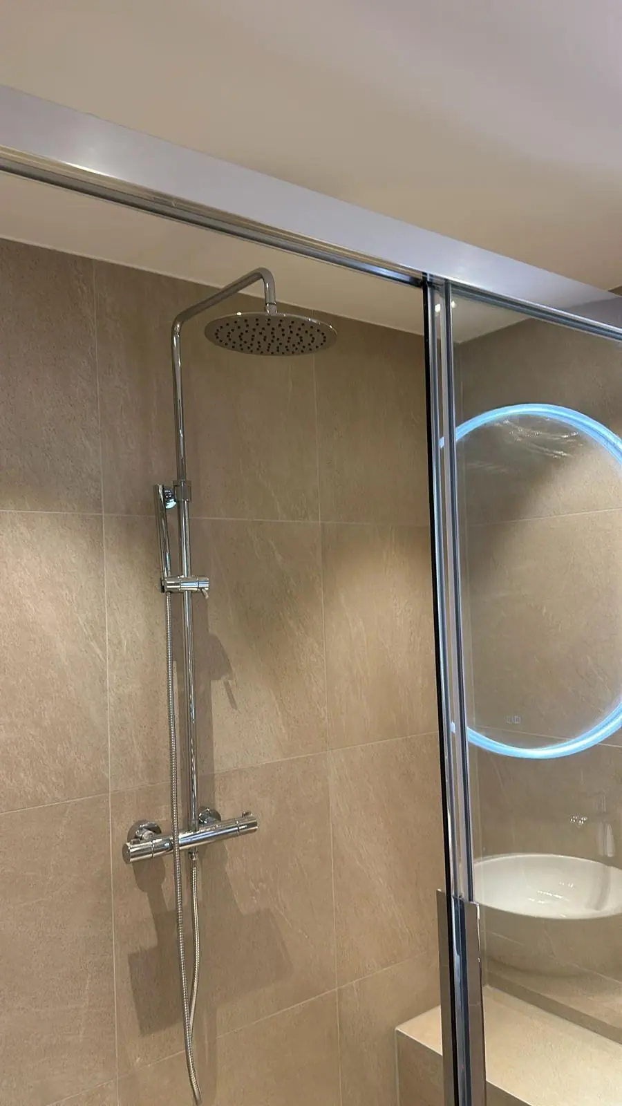 Douche en ronde spiegel met verlichting