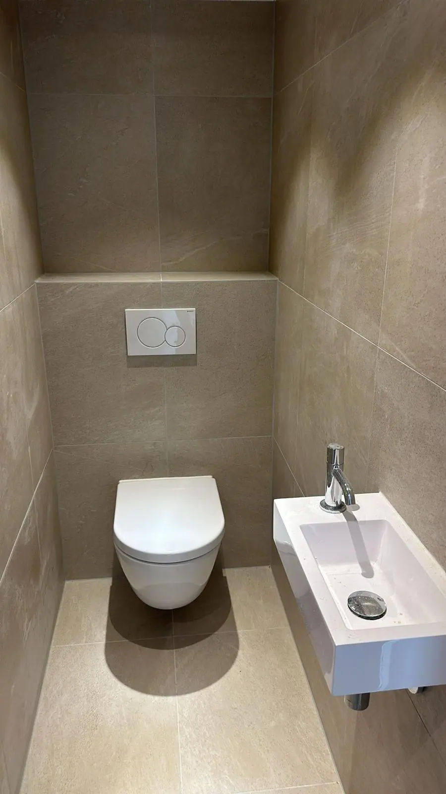 Compacte toiletruimte met wastafel