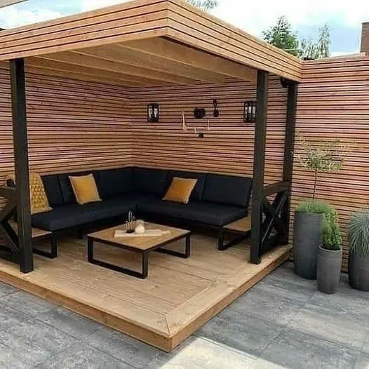 Houten overkapping en zitplek in tuin