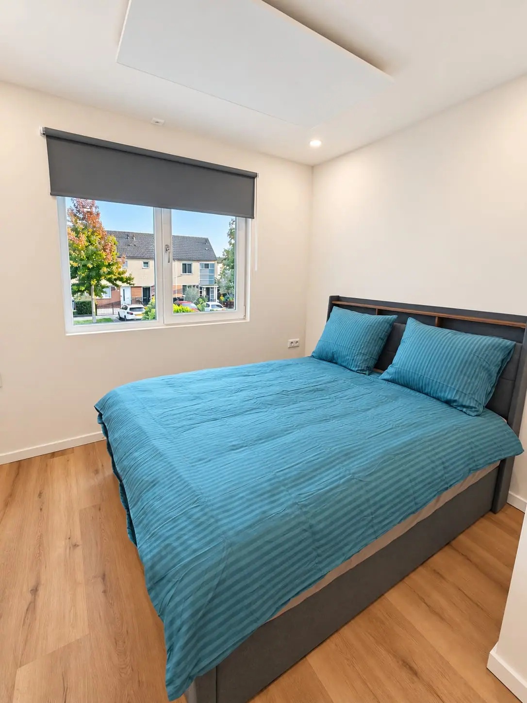 Slaapkamer met warme houten vloer