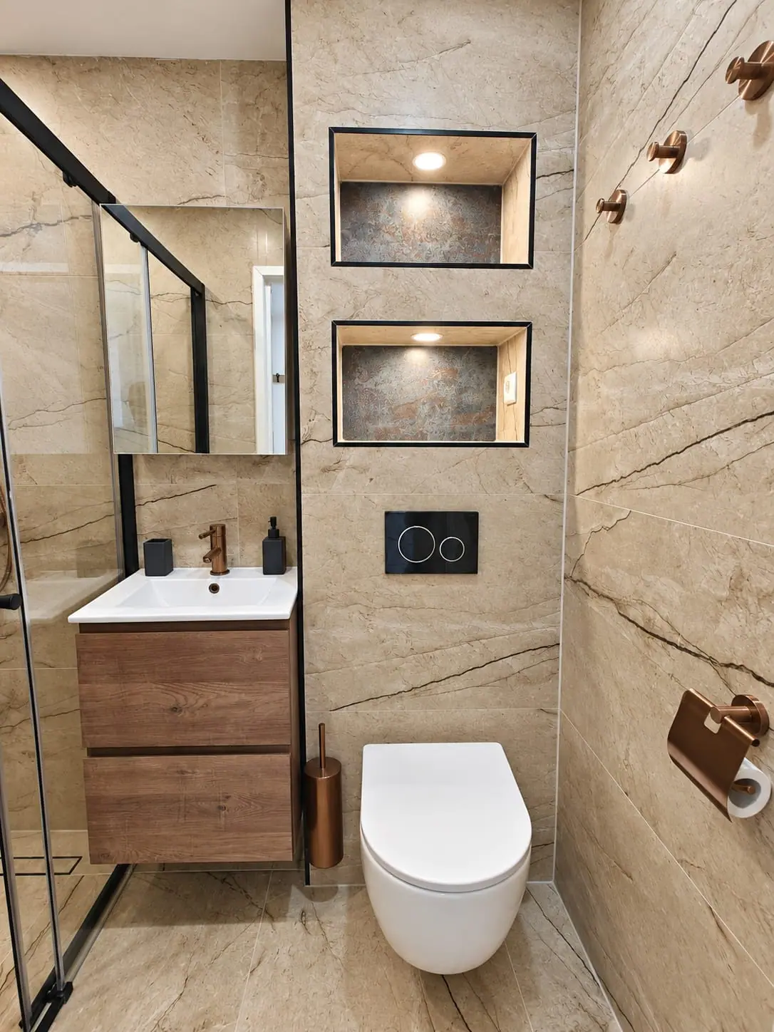 Moderne badkamer met natuursteenlook en inbouwspots