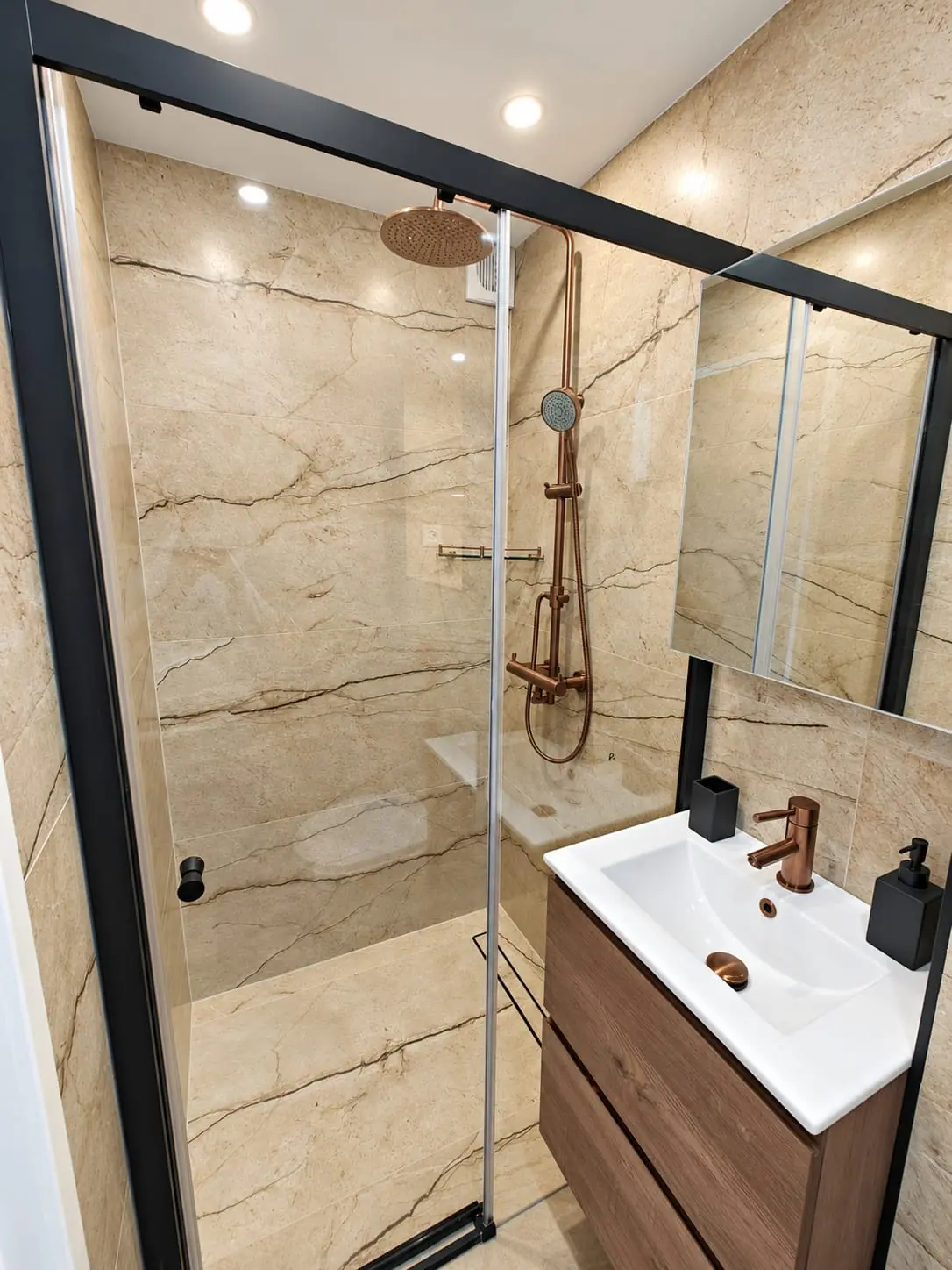 Douche met koperkleurige details