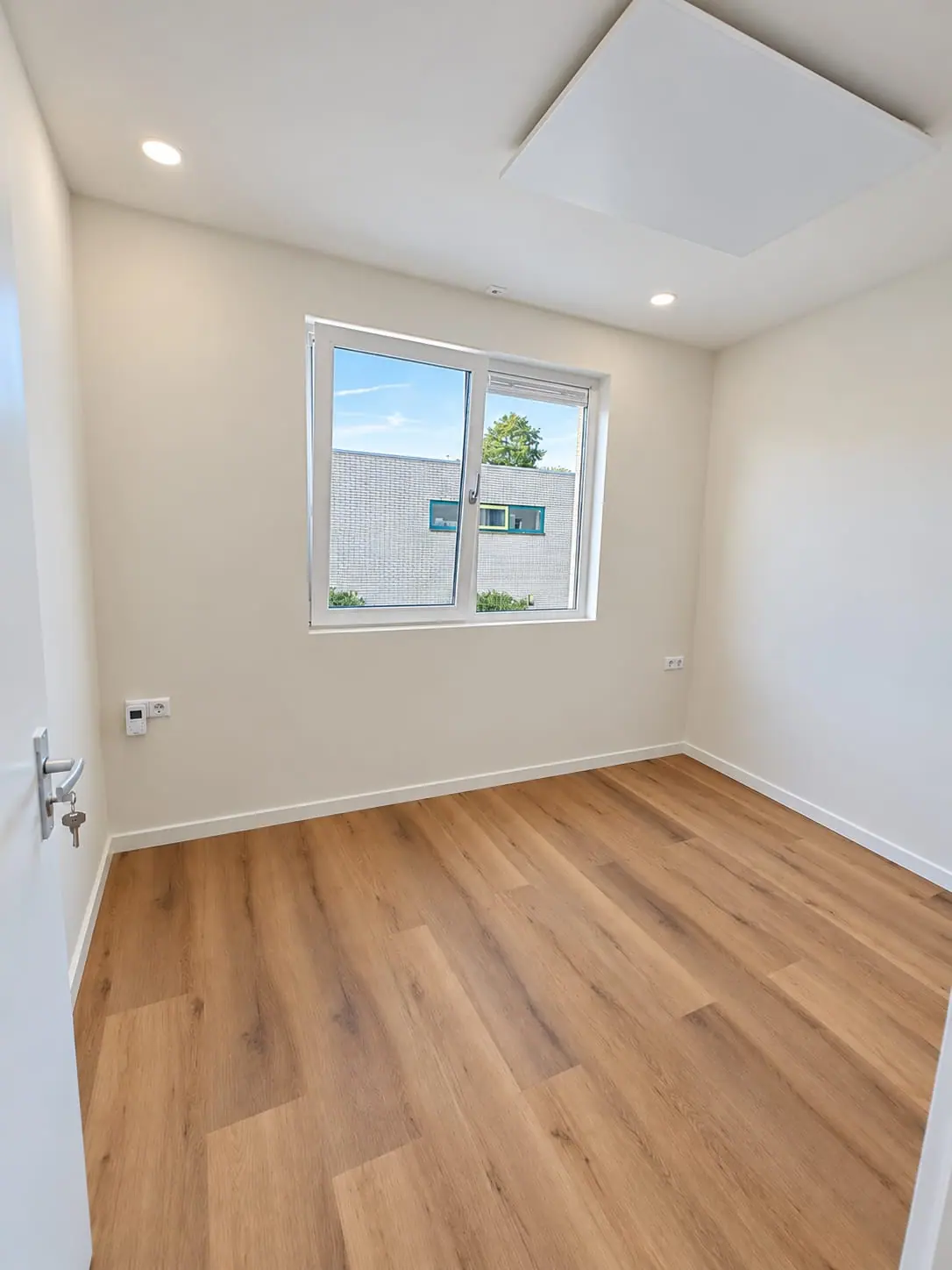 Lege nette slaapkamer na renovatie