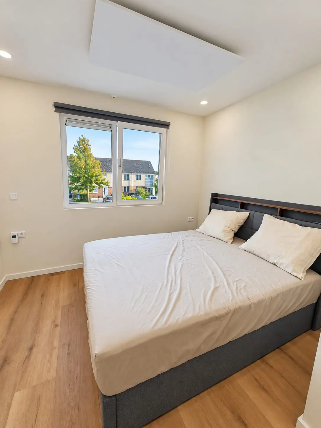 Slaapkamer met houten vloer en rustige afwerking