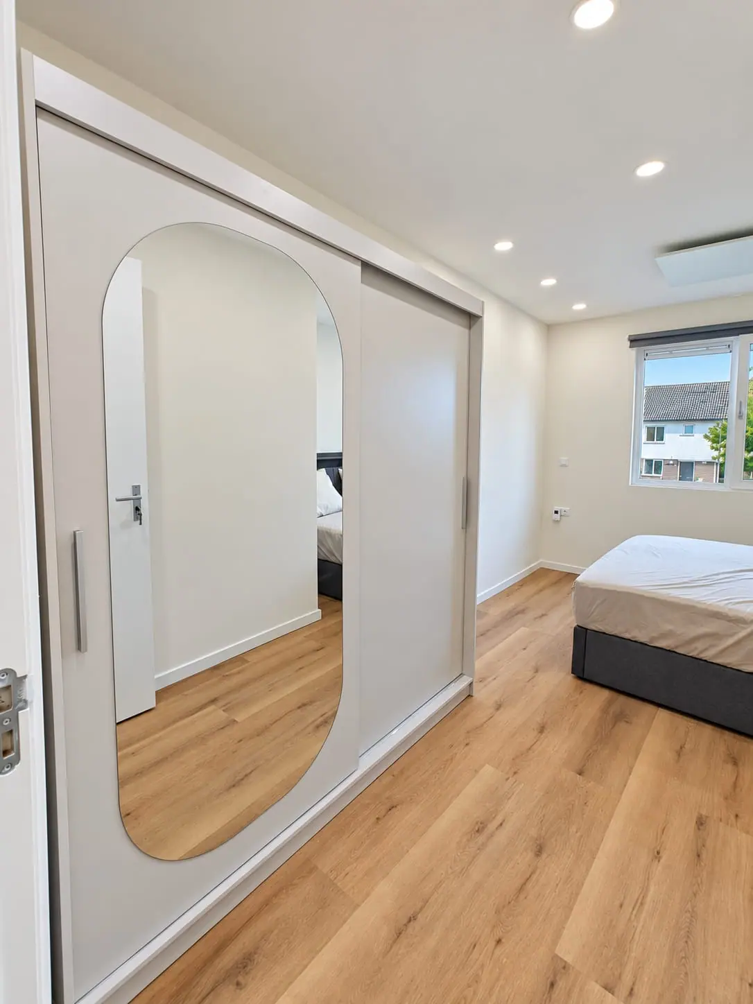 Slaapkamer met schuifkast en spiegel