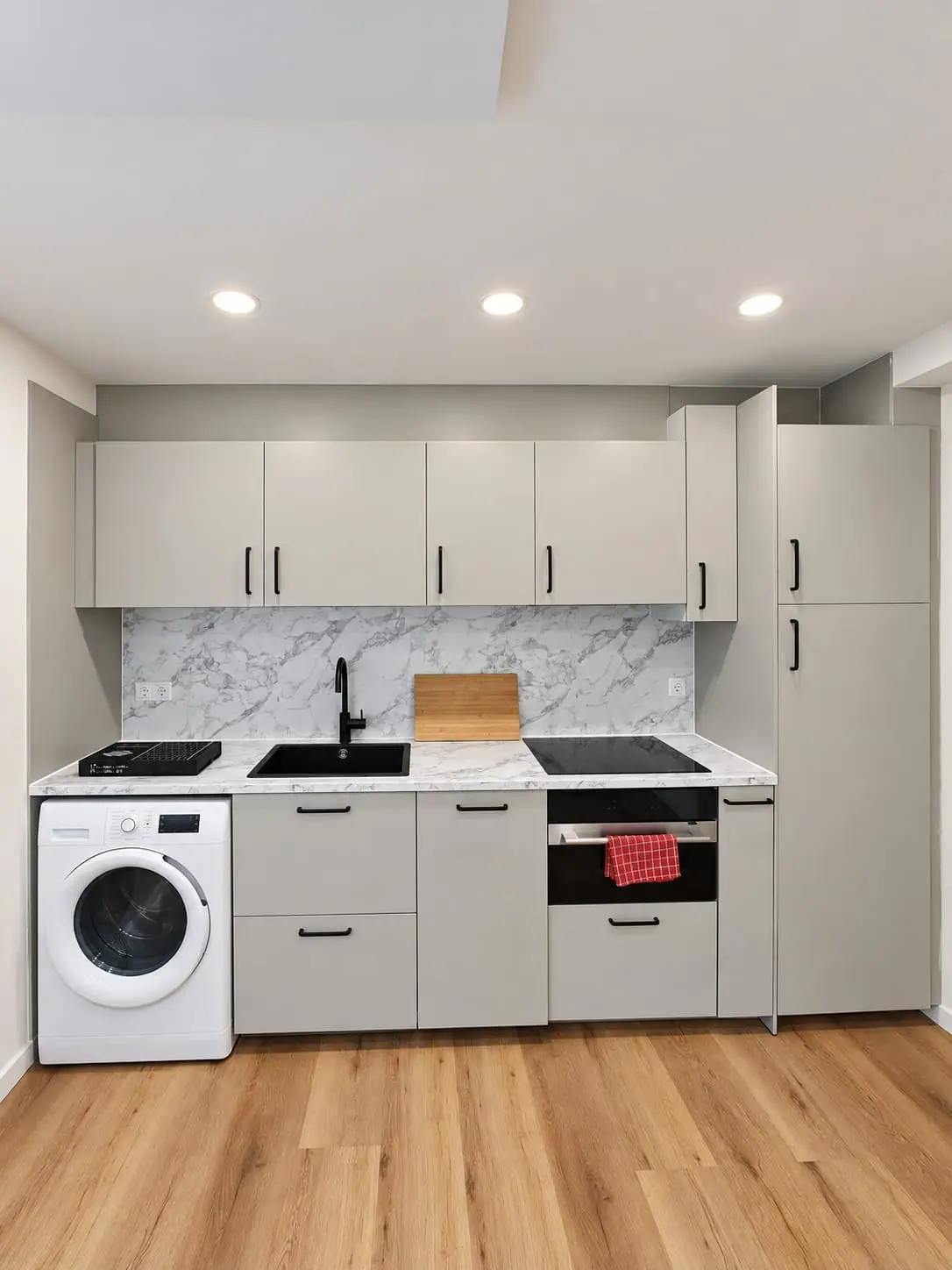 Moderne open keuken met grijze kasten