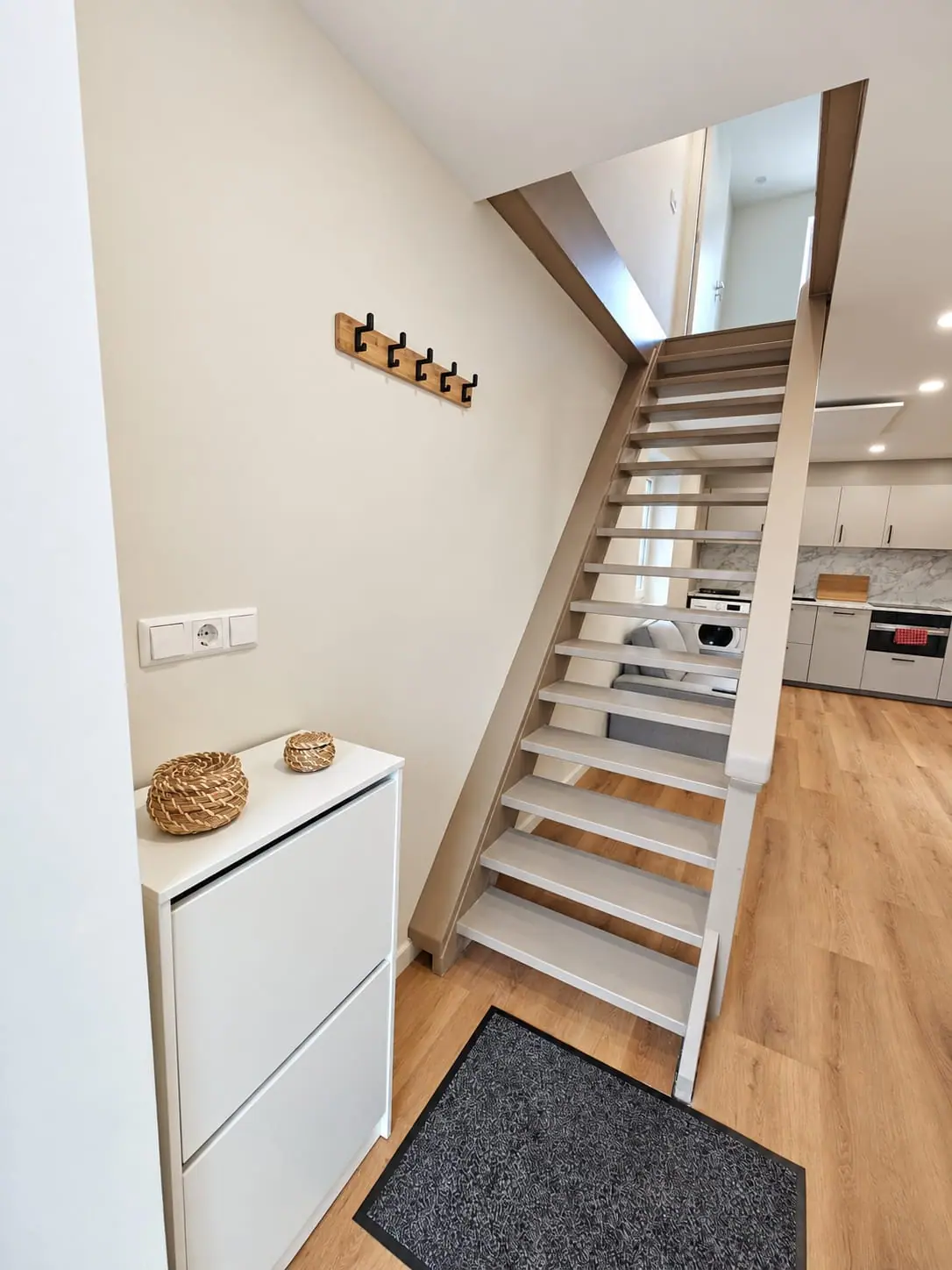 Houten trap als verbinding tussen woonruimtes