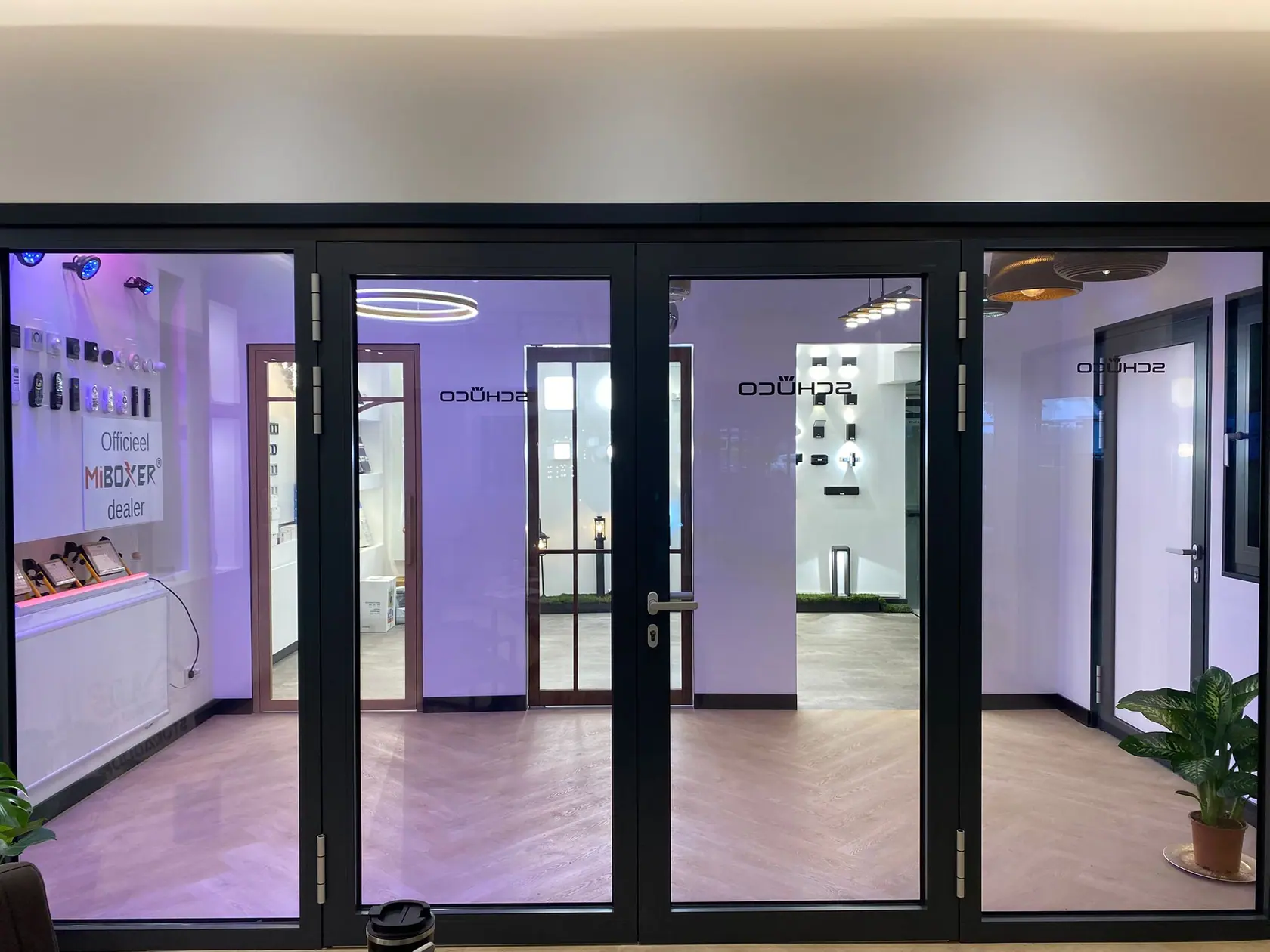 Glazen deuren en kozijnen in een modern interieur