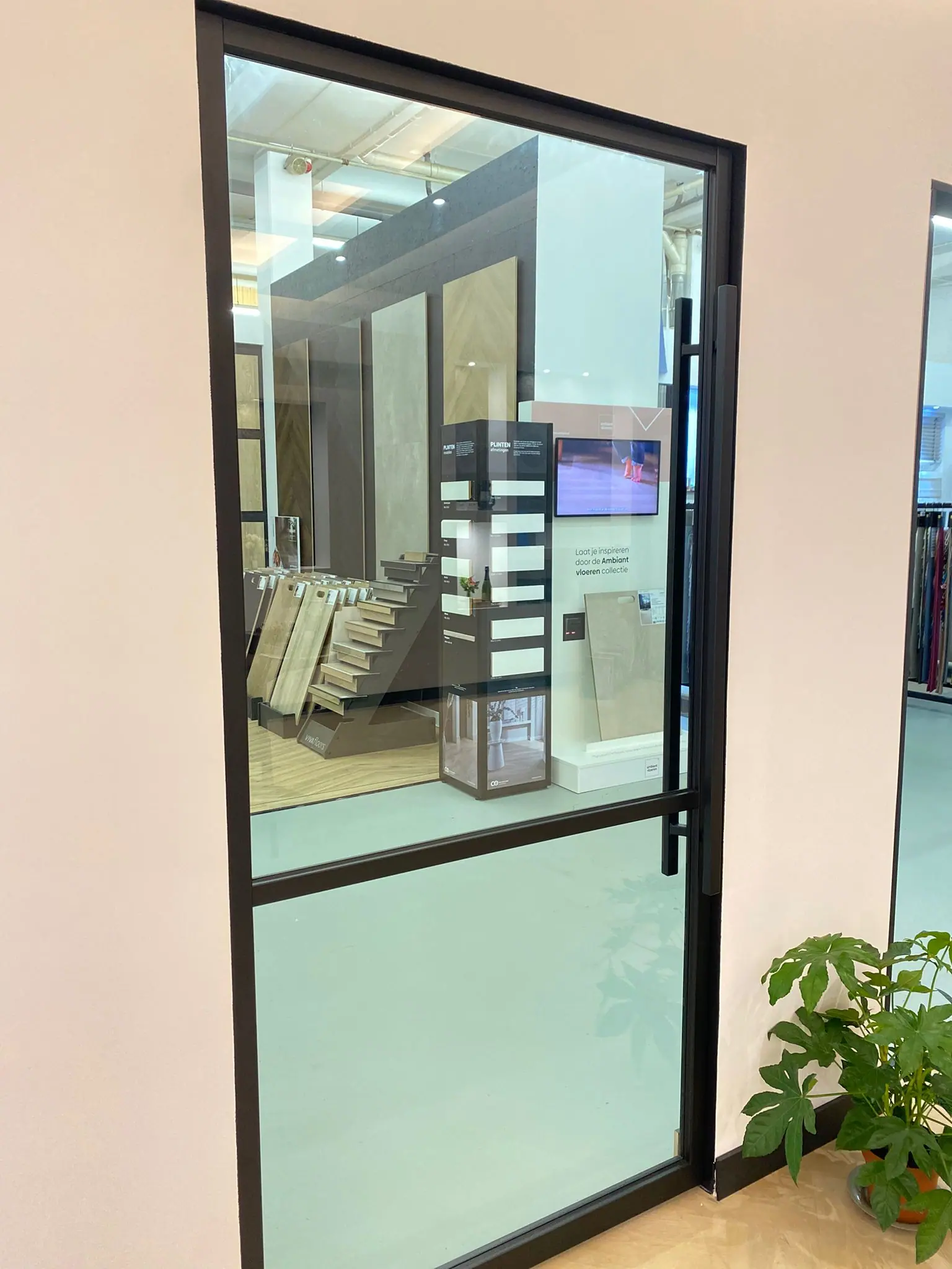 Aluminium deur en glaswand in de showroom