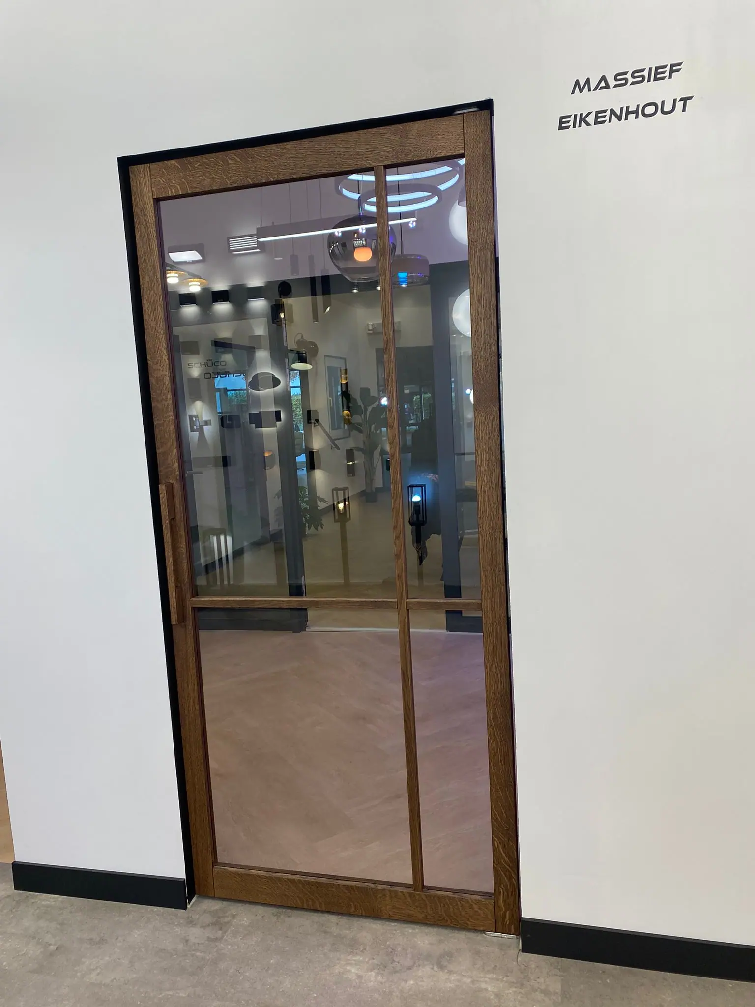 Glazen deuren en kozijnen in een modern interieur